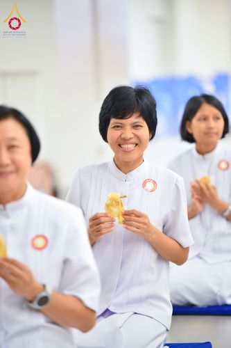 ภาพ No.161632:พิธีรับดวงแก้วนักเรียนบาลี ผู้สมัครสอบในนามวัดพระธรรมกาย วันพุธที่ 2 ตุลาคม พ.ศ. 2567 ณ เทวสภา อาคารร้อยปีคุณยายอาจารย์ฯ วัดพระธรรมกาย จ.ปทุมธานี