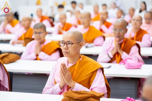 ภาพ No.223083:วันที่ 24 เมษายน พ.ศ. 2568 หลวงพ่อทัตตชีโวต้อนรับคณะเมียนมา อุบาสก อุบาสิกา 180 คน ณ อาคาร 100 ปี คุณยายมหารัตนอุบาสิกาจันทร์ ขนนกยูง วัดพระธรรมกาย