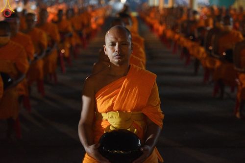 ภาพ No.197603:พิธีตักบาตรพระธรรมยาตรา ณ อนุสรณ์สถานลำดับที่ 4 สถานที่เกิดด้วยกายธรรม วัดโบสถ์(บน) ต.บางคูเวียง จ.นนทบุรี ในโครงการธรรมยาตรา กตัญญูบูชา มหาปูชนียาจารย์ พระมงคลเทพมุนี(สด จนฺทสโร) พระผู้ปราบมาร อนุสรณ์สถาน 7 แห่ง ปีที่ 13 วันที่ 19 มกราคม พ.ศ. 2568