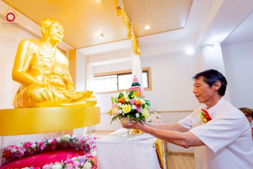 ภาพ No.221253:วันศุกร์ที่ 25 เมษายน พ.ศ. 2568 พิธีอัญเชิญรูปเหมือนพระมงคลเทพมุนี (สด จนฺทสโร) พระผู้ปราบมาร พิธีทอดผ้าป่าสามัคคี 25 ปี พิธีถวายสังฆทาน 15 วัด แด่เจ้าอาวาสภาคพื้นเอเชีย และแอฟริกา ในวาระครบ 25 ปี วัดพระธรรมกายโอซาก้า ประเทศญี่ปุ่น