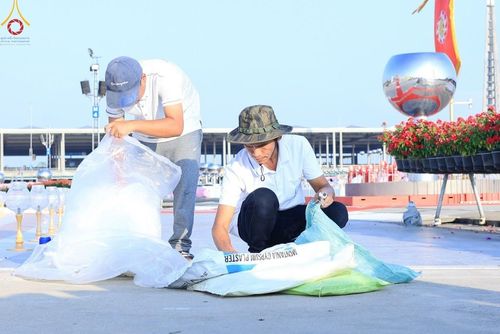 ภาพ No.125328:V.27 มาฆะ สาธุ  การรับบุญเตรียมงาน ปฎิบัติงาน เก็บงาน ของเจ้าหน้าที่หน่วยงานต่างๆ เพื่อวันมาฆบูชา วันเสาร์ที่ 24 กุมภาพันธ์  พ.ศ. 2567 ณ วัดพระธรรมกาย จ.ปทุมธานี