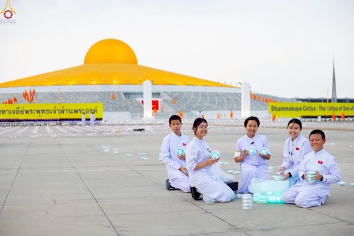 ภาพ No.223926:วันวิสาขบูชา วันอาทิตย์ที่ 11 พฤษภาคม พ.ศ. 2568 พิธีจุดวิสาขประทีป ,  พิธีเวียนประทักษิณรอบพระมหาธรรมกายเจดีย์ , พิธีฉลองชัยสวดมนต์บทธัมมจักกัปปวัตตนสูตร ครบ 7,357,000,000 จบ ณ มหารัตนวิหารคด วัดพระธรรมกาย