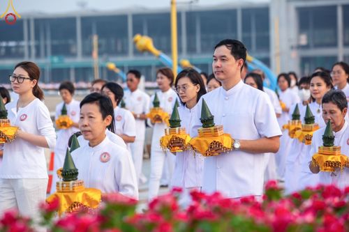 ภาพ No.133682:พิธีเวียนประทักษิณและพิธีวันทาเจดีย์ โครงการบรรพชาสามเณร ฟื้นฟูพระพุทธศาสนาทั่วไทย ณ วัดพระธรรมกาย วันเสาร์ที่ 6 เมษายน พ.ศ. 2567