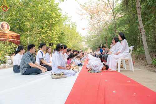 ภาพ No.135014: พิธีบรรพชาสามเณร  พิธีตักบาตรฉลองสามเณรใหม่ วันที่ 1 เมษายน พ.ศ.2567 ในโครงการบรรพชาสามเณรฟื้นฟูพระพุทธศาสนาทั่วไทย ณ ศูนย์ปฏิบัติธรรมแก้วเมืองเลย