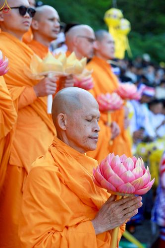 ภาพ No.229522:วันเสาร์ที่ 26 เมษายน พ.ศ. 2568 คณะพระภิกษุสามเณรในโครงการบรรพชาหมู่ 81 รูป  วัดภาวนาโซล ประเทศเกาหลีใต้ ได้ร่วมกับคณะสาธุชนคนไทยในเกาหลีใต้  ร่วมกันเดินขบวนอัญเชิญโคมดอกบัว  เพื่อบูชาแด่องค์สมเด็จพระสัมมาสัมพุทธเจ้า  ในงานเทศกาลวิสาขบูชานานาชาติ ประจำปี