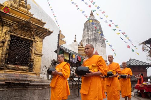 ภาพ No.132501:สามเณรเนปาล บิณฑบาต ย่านทาเมล เมืองกาฐมาณฑุ และเมืองปาฏัน ในโครงการบรรพชา 1,250 รูป ประเทศเนปาล วันที่ 20 มีนาคม พ.ศ. 2567