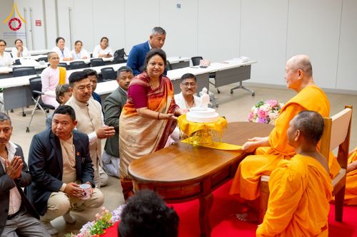 ภาพ No.222678:วันที่ 23 เมษายน พ.ศ. 2568 หลวงพ่อทัตตชีโวต้อนรับคณะสงฆ์เนปาล ณ อาคาร 100 ปี คุณยายมหารัตนอุบาสิกาจันทร์ ขนนกยูง วัดพระธรรมกาย