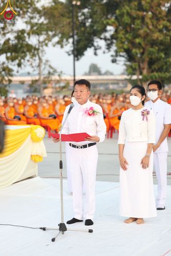 ภาพ No.101730:ตักบาตรพระ 10,000 รูป เติมบุญให้แผ่นดิน เนื่องในโอกาส 192 ปี จังหวัดกาญจนบุรี หนึ่งในโครงการตักบาตรพระ 2,000,000 รูป  77 จังหวัดทุกวัดทั่วไทย วันจันทร์ที่ 11 ธันวาคม พ.ศ. 2566 บริเวณถนนสองแคว (SKY WALK) เมืองกาญจนบุรี