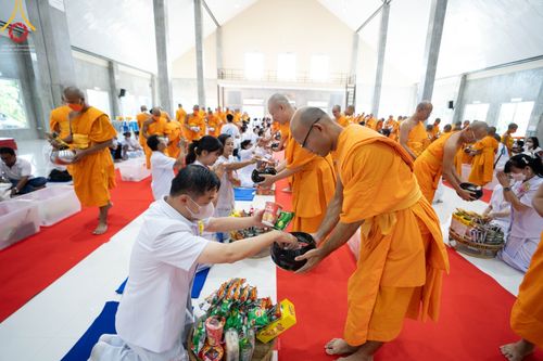 ภาพ No.86013:งานบุญครบรอบ 12 ปี ณ ศูนย์อบรมเยาวชนนครปฐม วันเสาร์ ที่ 19 สิงหาคม พ.ศ. 2566 พิธีทอดผ้าป่าบำรุงศูนย์ และพิธีเจริญพระพุทธมนต์ ฉลองหอฉันคุณยายฯ ประธานสงฆ์  พระมหาคมสัน  ธมฺมาสนฺโน ประธานบุญพิธี กัลฯสุนทรินทร์  จันทนา และคณะเจ้าภาพจังหวัดนครปฐม