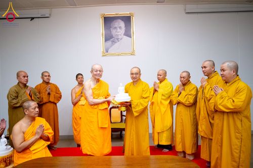 ภาพ No.222939:วันที่ 23 เมษายน พ.ศ. 2568 หลวงพ่อทัตตชีโวต้อนรับคณะสงฆ์ World Pec ณ อาคาร 100 ปี คุณยายมหารัตนอุบาสิกาจันทร์ ขนนกยูง วัดพระธรรมกาย