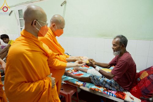 ภาพ No.220269:วันที่ 17 เมษายน พ.ศ. 2568 ผู้แทนวัดพระธรรมกาย ลงพื้นที่เยียวยา ซับน้ำตาเหยื่อแผ่นดินไหวมัณฑะเลย์