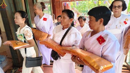 ภาพ No.169856:พิธีทอดกฐิน ณ วัดบ้านพระครูน้อย จ.บุรีรัมย์ ในโครงการกฐินสามัคคีทั่วไทย 30,000 วัด บูชาธรรม 80 ปี หลวงพ่อธัมมชโย โดยคณะศิษยานุศิษย์วัดพระธรรมกาย วันที่ 26 ตุลาคม พ.ศ. 2567