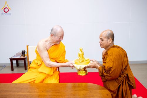 ภาพ No.222583:วันที่ 23 เมษายน พ.ศ. 2568 หลวงพ่อทัตตชีโวต้อนรับคณะสงฆ์บังกลาเทศ ณ อาคาร 100 ปี คุณยายมหารัตนอุบาสิกาจันทร์ ขนนกยูง วัดพระธรรมกาย