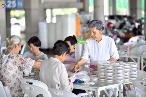 ภาพ No.239947:วันที่ 20-23 สิงหาคม พ.ศ. 2568 การเตรียมงานวันธรรมชัย ใส่ถ่านประทีป LED ที่วิหารคด 7 และ 25 วัดพระธรรมกาย