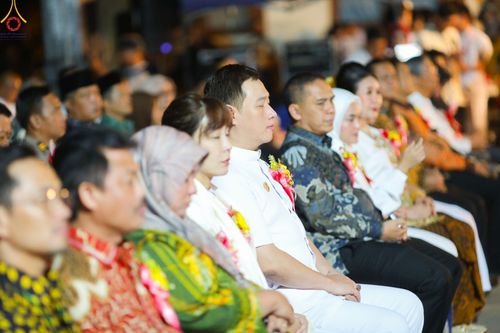 ภาพ No.104176:พิธีจุดประทีป ถวายเป็นพุทธบูชา สามเณรธรรมทายาทชาวอินโดนีเซียกว่า 1,000 รูป ณ มหาเจดีย์บุโรพุทโธ ประเทศอินโดนีเซีย ในวันที่ 23 ธันวาคม พ.ศ. 2566