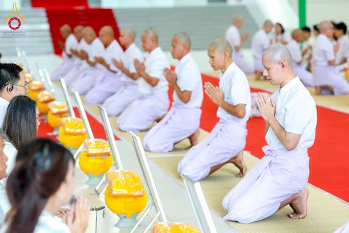 ภาพ No.256153:วันที่ 4 ตุลาคม พ.ศ. 2568 พิธีบรรพชาอุปสมบท  โครงการอุปสมบทหมู่บูชาธรรม 141 ปี  พระมงคลเทพมุนี (สด จนฺทสโร) ณ โบสถ์พระไตรปิฏก วัดพระธรรมกาย จ.ปทุมธานี