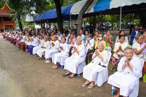 ภาพ No.146660:พิธีต้อนรับสัญญาบัตร พัดยศ ผ้าไตร ในโอกาสที่พระบาทสมเด็จพระเจ้าอยู่หัว ทรงพระกรุณาโปรดพระราชทานสัญญาบัตรตั้งสมณศักดิ์ พระวิมลศาสนวิเทศ (สำรวจ กมโล) เจ้าอาวาสวัดไทยนอร์เวย์ เป็นพระราชาคณะชั้นราช ในราชทินนามที่ “พระราชวชิรศาสนวิเทศ”