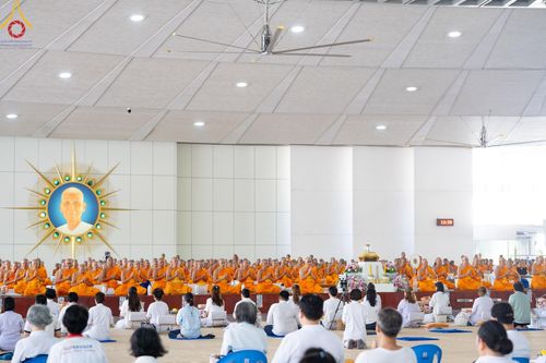 ภาพ No.208329:พิธีสวดพระพุทธมนต์ และถวายภัตตาหารเมนูสวรรค์แด่พระภิกษุ สามเณร วันที่ 15 กุมภาพันธ์ พ.ศ. 2568 ณ หอฉันคุณยายอาจารย์ฯ วัดพระธรรมกาย