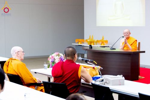 ภาพ No.222482:วันที่ 21 เมษายน พ.ศ. 2568 หลวงพ่อทัตตชีโวต้อนรับคณะสงฆ์จีน ณ อาคาร 100 ปี คุณยายมหารัตนอุบาสิกาจันทร์ ขนนกยูง วัดพระธรรมกาย