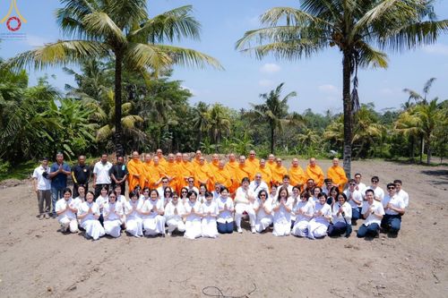 พิธีกลั่นแผ่นดิน ศูนย์ปฏิบัติธรรมบาหลีแห่งที่ 2  ตั้งอยู่ที่ Sumita, Gianyar, เกียนยัร บาหลี ประเทศอินโดนีเซีย ในวันที่ 20 กันยายน พ.ศ. 2567