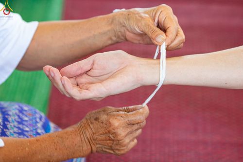 ภาพ No.101547:พิธีขอขมาและมอบผ้าไตร ในโครงการอุปสมบทบูชาธรรม มหาปูชนียาจารย์ พ.ศ. 2566 ณ ธุดงคสถานลำพูน ต.เหล่ายาว อ.บ้านโฮ่ง จ.ลำพูน  วันที่ 7 ธันวาคม พ.ศ. 2566