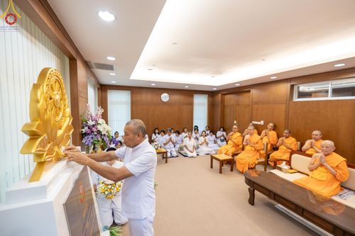 พิธีอธิษฐานจิตปิดแผ่นทอง "ธรรมจักร" เพื่อสถาปนาอุโบสถ "บูชาธรรม 80 ปี หลวงพ่อธัมมชโย" วัดพระธรรมกายลอนดอน ประเทศอังกฤษ ณ อาศรมบัณฑิต วัดพระธรรมกาย ในวันเสาร์ที่ 27 เมษายน พ.ศ. 2567