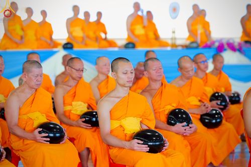 ภาพ No.221940:วันที่ 4 พฤษภาคม พ.ศ. 2568 พิธีตักบาตร เนื่องในวันอาทิตย์ต้นเดือน ณ บ้านแก้วเรือนทองคุณยายฯ วัดพระธรรมกาย