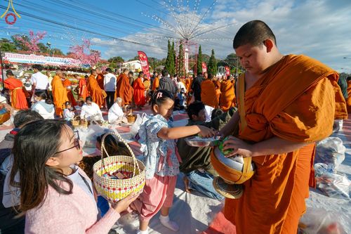 ภาพ No.187113:พิธีตักบาตรพระ ๕๐๐ รูป "สร้างบุญใหญ่ ส่งท้ายปีเก่า ต้อนรับปีใหม่ ๒๕๖๘" วันเสาร์ที่ ๒๘ ธันวาคม พ.ศ. ๒๕๖๗ ณ ถนนหน้าที่ว่าการอำเภอภูเรือ จังหวัดเลย