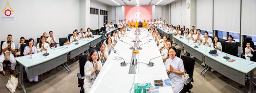 ภาพ No.222456:วันที่ 21 เมษายน พ.ศ. 2568 หลวงพ่อทัตตชีโวให้โอวาททีมงานอาสาสมัครเวียดนาม ณ อาคาร 100 ปี คุณยายมหารัตนอุบาสิกาจันทร์ ขนนกยูง วัดพระธรรมกาย