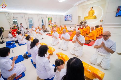 ภาพ No.144972:พิธีบรรพชา และอุปสมบท ธรรมทายาท โดยมี พระเดชพระคุณพระธรรมรัตนาภรณ์ เป็นพระอุปัชฌาย์ ยังความปลื้มปิติใจให้แก่ผู้ปกครอง และคณะญาติมิตร ณ วัดพระธรรมกายนิวเจอร์ซี  ประเทศสหรัฐอเมริกา