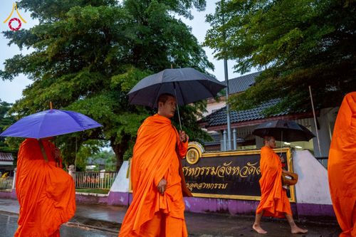 ภาพ No.226043:วันอาทิตย์ที่ 25 พฤษภาคม พ.ศ. 2568 พิธีตักบาตรพระ 1,000 รูปเมืองตรัง ครบรอบ 110 ปี เมืองทับเที่ยง ถวายเป็นพุทธบูชา ถวายเป็นพระราชกุศลแด่รัชกาลที่ 10 และอุทิศส่วนกุศลแด่อดีตเจ้าเมืองตรัง และบรรพบุรุษ ณ บริเวณหน้าศาลากลางจังหวัดตรัง ถนนพระราม 6