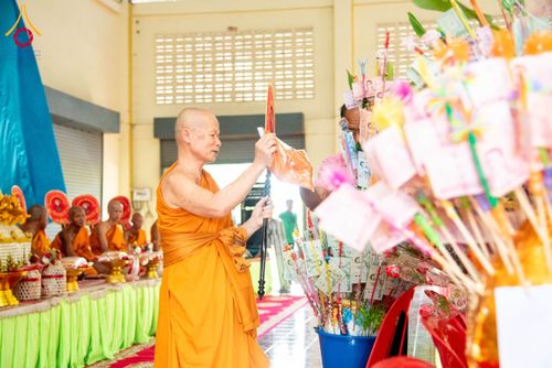 ภาพ No.175228:พิธีทอดกฐิน วัดห้วยหลวง จ.เพชรบุรี ในโครงการกฐินสามัคคีทั่วไทย 30,000 วัด บูชาธรรม 80 ปี หลวงพ่อธัมมชโย โดยคณะศิษยานุศิษย์วัดพระธรรมกาย วันที่ 15 พฤศจิกายน พ.ศ. 2567