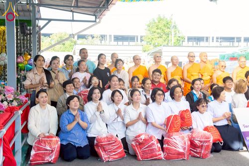 ภาพ No.273640:วันที่ 27 พฤศจิกายน พ.ศ. 2568 คณะศิษยานุศิษย์วัดพระธรรมกาย มูลนิธิธรรมกาย มอบอาหารและสิ่งของความช่วยเหลือให้พี่น้องชาวใต้ ผู้ประสบอุทกภัยน้ำท่วม