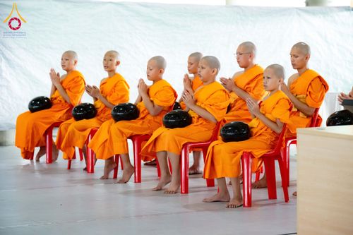 ภาพ No.145624:พิธีตักบาตรโครงการบรรพชาสามเณร โรงเรียนนานาชาติ รุ่นที่ 13 ณ มหารัตนวิหารคด 9 วัดพระธรรมกาย วันเสาร์ที่ 20 กรกฎาคม พ.ศ. 2567