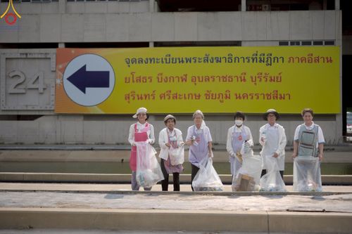 ภาพ No.220430:วันที่ 23-25 เมษายน พ.ศ. 2568 เจ้าหน้าที่และสาธุชนช่วยกัน รับบุญเก็บงานวันคุ้มครองโลก ณ วัดพระธรรมกาย