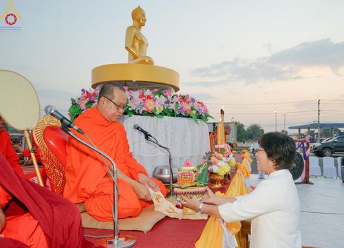 ภาพ No.180383:พิธีตักบาตรพระ ๑,๐๐๐ รูป ฉลองเมืองลำปาง ๑,๓๔๔ ปี วันเสาร์ที่ ๗ ธันวาคม พ.ศ. ๒๕๖๗ ณ ลานพระบรมราชานุสาวรีย์ พระนเรศวรมหาราช อ.เกาะคา จ.ลำปาง
