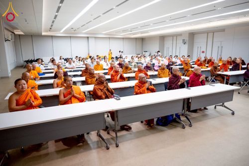 ภาพ No.222623:วันที่ 23 เมษายน พ.ศ. 2568 หลวงพ่อทัตตชีโวต้อนรับคณะสงฆ์เมียนมาร์ ณ อาคาร 100 ปี คุณยายมหารัตนอุบาสิกาจันทร์ ขนนกยูง วัดพระธรรมกาย