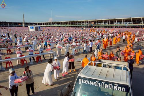 ภาพ No.225020:วันที่ 20 - 27 เมษายน พ.ศ. 2568 "ภาพแห่งความปลื้มที่ไม่มีวันจบ" คณะสงฆ์สามเณร เจ้าหน้าที่ และสาธุชน ร่วมแรงร่วมใจกันเตรียมงานและเก็บงาน เพื่อวันคุ้มครองโลก พิธีถวายมหาสังฆทานคณะสงฆ์ 40,000 กว่าวัดทั่วประเทศ