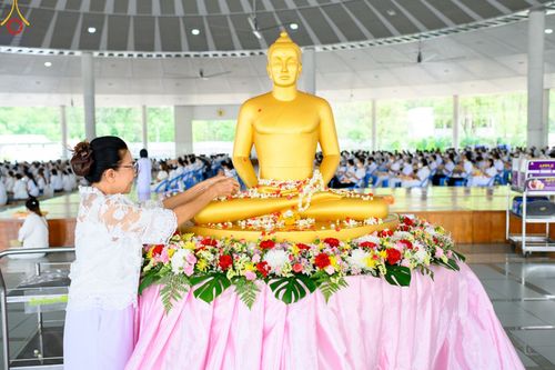 ภาพ No.80232:สาธุชนร่วมสรงน้ำพระและทำบุญ เนื่องในวันสงกรานต์ ณ หอฉันคุณยายอาจารย์ฯ วัดพระธรรมกาย วันที่ 13 เมษายน พ.ศ. 2566