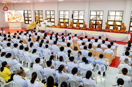 ภาพ No.179638:พิธีเจริญพระพุทธมนต์ พิธีทำบุญตักบาตรถวายพระราชกุศล และพิธีวางพานพุ่มดอกไม้ถวายราชสักการะ  แด่พระบาทสมเด็จพระบรมชนกาธิเบศร มหาภูมิพลอดุลยเดชมหาราช บรมนาถบพิตร เนื่องในวันคล้ายวันพระบรมราชสมภพ วันชาติ และวันพ่อแห่งชาติ วันพฤหัสบดีที่ 5 ธันวาคม พ.ศ. 2567 ณ