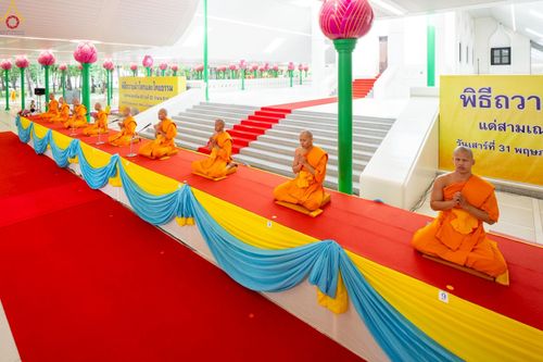 ภาพ No.227664:วันเสาร์ที่ 31 พฤษภาคม พ.ศ.2568 พิธีถวายผ้าไตรแด่สามเณรผู้เข้ารับการอุปสมบท , พิธีอุปสมบทสามเณรเตรียม DCI วัดพระธรรมกาย จ.ปทุมธานี