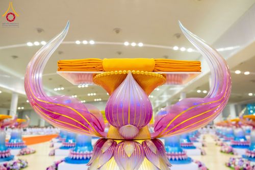 ภาพ No.215672:วันอาทิตย์ต้นเดือนที่ 6 เมษายน พ.ศ. 2568 พิธีทอดผ้าป่าสมทบ เพื่องานถวายมหาสังฆทาน 40,000 กว่าวัดทั่วประเทศ ณ สภาธรรมกายสากล วัดพระธรรมกาย