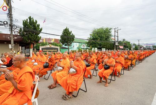 ภาพ No.146206:ตักบาตรพระ 1,384 รูป ทำบุญเมืองฝางครบรอบ 1,383 ปี ถวายเป็นพระราชกุศลแด่พระบาทสมเด็จพระเจ้าอยู่หัว เนื่องในโอกาสพระราชพิธีมหามงคล เฉลิมพระชนมพรรษา 6 รอบ 72 พรรษา วันเสาร์ที่ 27 กรกฎาคม พ.ศ.2567  ณ ถนนหน้าที่ว่าการอำเภอฝาง จ.เชียงใหม่