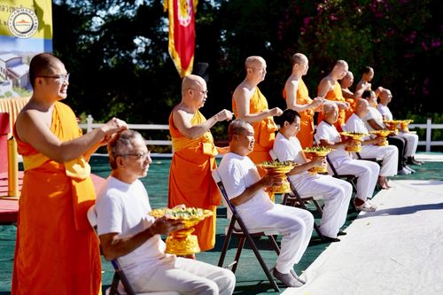 ภาพ No.252201:วันที่ 4-5 ตุลาคม พ.ศ. 2568  วัดพระธรรมกายแคลิฟอร์เนีย ประเทศสหรัฐอเมริกา ได้จัดพิธีตัดปอยผม โดยคณะสงฆ์ ญาติ ๆ และสาธุชน ให้กับนาคธรรมทายาท 8 ท่าน และได้จัดพิธีบรรพชา-อุปสมบท ฉลองพิธีทอดกฐินบรมจักรพรรดิ สร้างอุโบสถ 82 ปี บูชาธรรมหลวงพ่อธัมมชโย