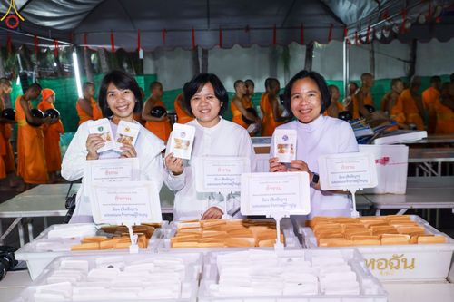 ภาพ No.189933:พิธีถวายภัตตาหารเป็นสังฆทาน แด่พระธรรมยาตรา ณ อนุสรณ์สถานมหาวิหารพระมงคลเทพมุนี (โลตัสแลนด์) อ.สองพี่น้อง จ.สุพรรณบุรี ในโครงการธรรมยาตรา กตัญญูบูชา มหาปูชนียาจารย์ พระมงคลเทพมุนี(สด จนฺทสโร) พระผู้ปราบมาร อนุสรณ์สถาน 7 แห่ง ปีที่ 13 วันที่ 6 มกราคม 2568