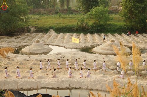 ภาพ No.138604:Photo Story  มหัศจรรย์วัดดงดินแดง Episode 6 พระภิกษุ-สามเณร ในโครงการบรรพชาอุปสมบทหมู่  กว่า 500 รูป และศีลจาริณีกว่า 300 คน ร่วมกันก่อพระเจดีย์ทราย 20,000 องค์ และจุดประทีป  บูชาธรรม 80 ปี หลวงพ่อธมฺมชโย กลางลำน้ำแม่ตื่น