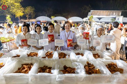 ภาพ No.108417:ถวายภัตตาหารเป็นสังฆทาน แด่คณะพระธรรมยาตราฯ ในโครงการธรรมยาตรากตัญญูบูชา มหาปูชนียาจารย์ พระมงคลเทพมุนี(สด จนฺทสโร) พระผู้ปราบมาร อนุสรณ์สถาน 7 แห่ง ปีที่ 12 วันที่ 7 มกราคม พ.ศ. 2567 ณ อนุสรณ์สถานโลตัสแลนด์ จ.สุพรรณบุรี