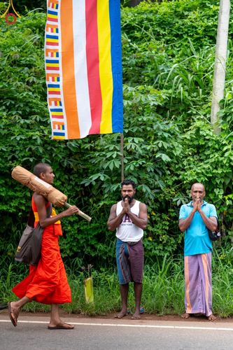 ภาพ No.140648:PhotoStory มหาศรัทธา ธรรมยาตราศรีลังกา EP.4 โครงการสยาม-ลังกา ธรรมยาตรา ฉลองเทศกาลวิสาขบูชาแห่งชาติ ศรีลังกา  บูชาธรรม 80 ปีหลวงพ่อธัมมชโย เส้นทางจาก เมืองดัมบูลลา ไปยัง เมืองมาตะเล  ตั้งแต่วันที่ 17-20 พฤษภาคม พ.ศ. 2567