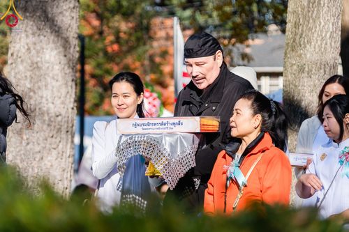 ภาพ No.100736:พิธีทอดกฐินบรมจักรพรรดิสร้างทุกสิ่ง  ณ วัดพระธรรมกายนิวเจอร์ซี ประเทศสหรัฐอเมริกา วันอาทิตย์ ที่ 19 พฤศจิกายน พ.ศ 2566