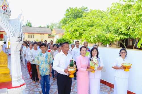 ภาพ No.186421:พิธีตัดปอย ปลงผม เวียนประทักษิณ  มอบบาตรผ้าไตร ขอขมาผู้ปกครอง และพิธีบรรพชาอุปสมบท  โครงการอุปสมบทหมู่บูชาธรรมมหาปูชนียาจารย์  ประจำปี 2567 ณ ศูนย์ปฏิบัติธรรมภาคใต้และวัดคงคาเลียบ อ.บางกล่ำ จ.สงขลา วันอาทิตย์ที่ 8 ธันวาคม พ.ศ. 2567